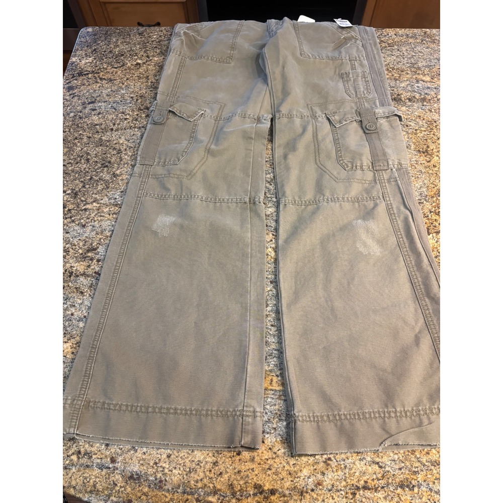(READ) NWT Old Navy Low Rise Bootcut Cargo Pants Khaki Sz 8 Green Signature Y2K - Picture 2 of 9